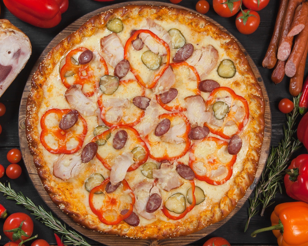 Пицца со сладким перцем, солеными огурцами и колбасками