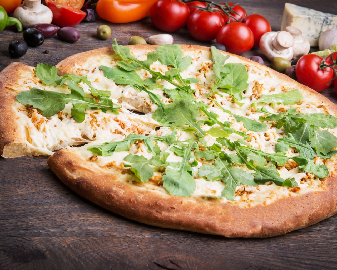 Румяная пицца с сыром,  томатами и зеленью 