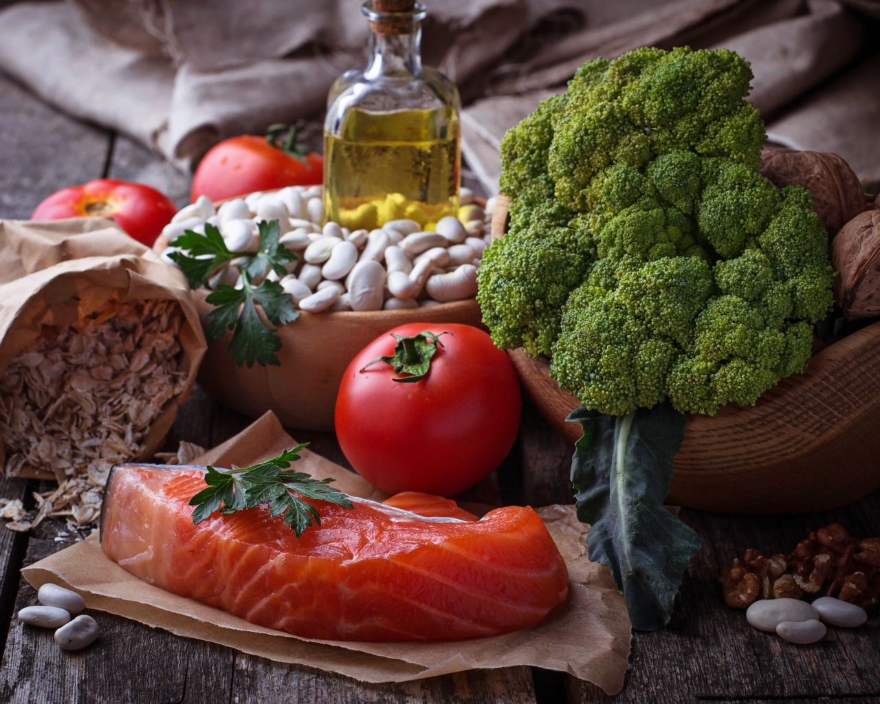 Кусок красной рыбы на столе с овощами