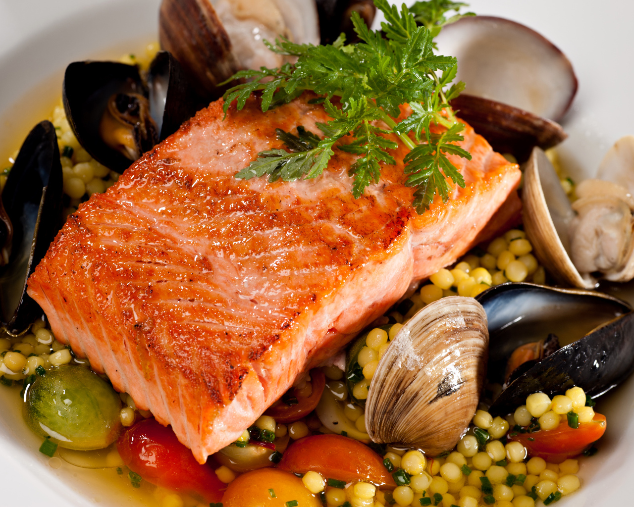 Кусок красной рыбы с морепродуктами и овощами 