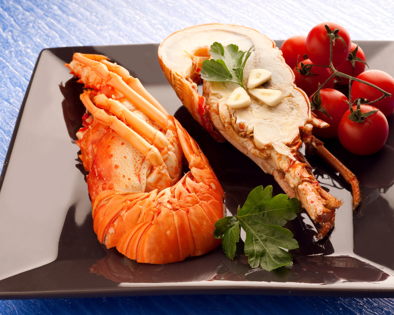 Аппетитный вареный омар на тарелке с помидорами 