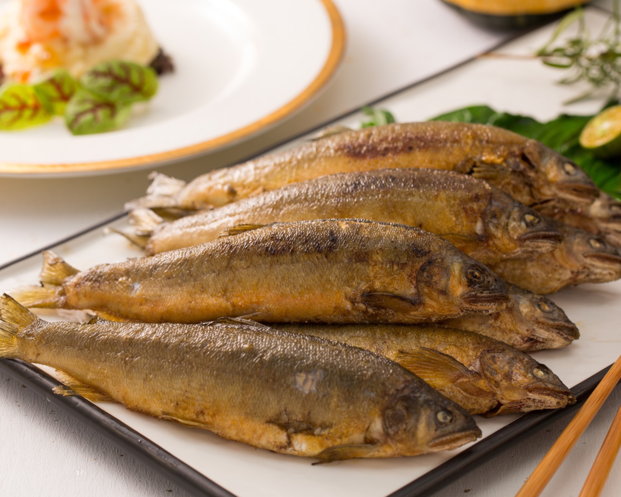 Аппетитная жареная рыба на тарелке