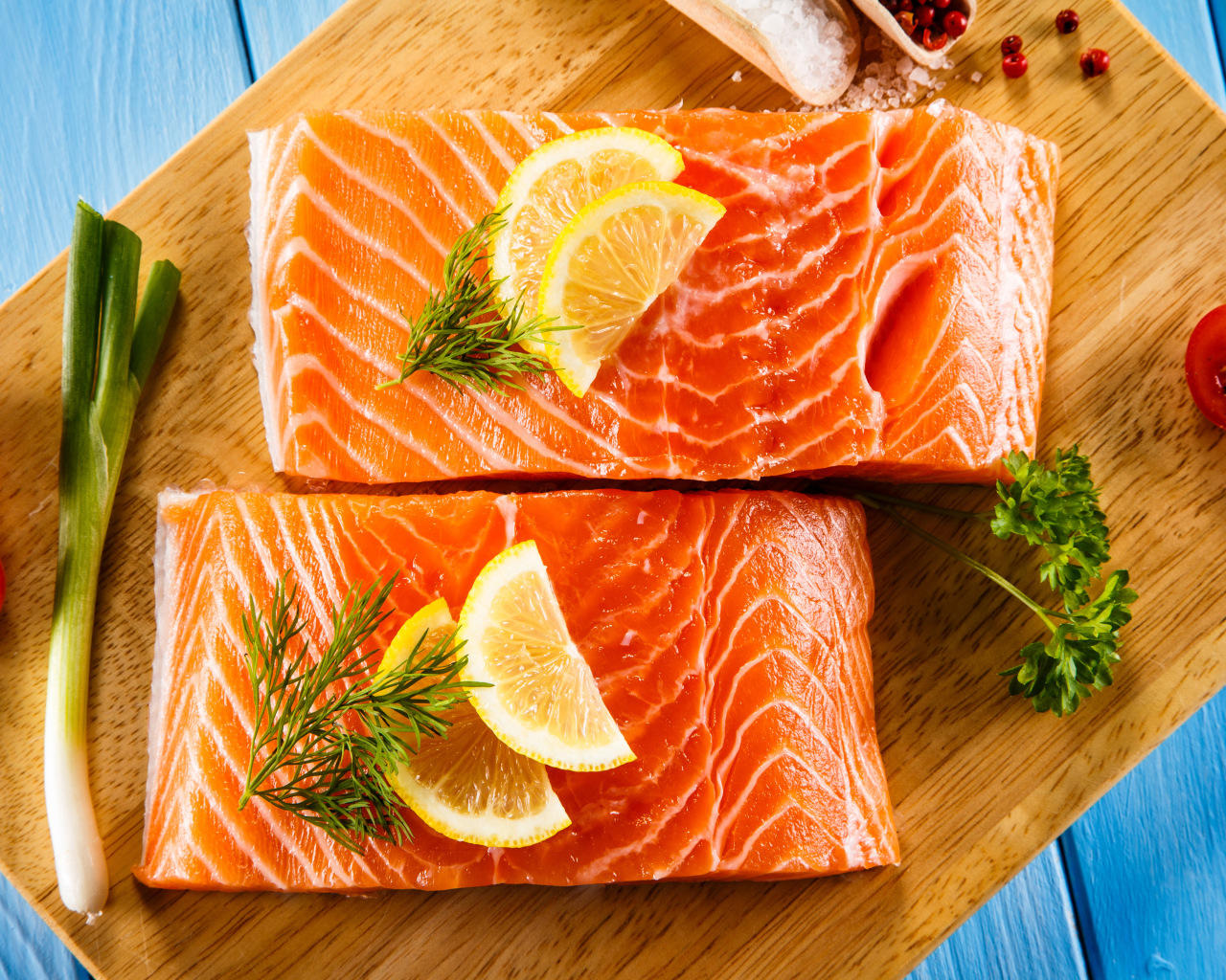 Аппетитные кусочки красной рыбы с лимоном 