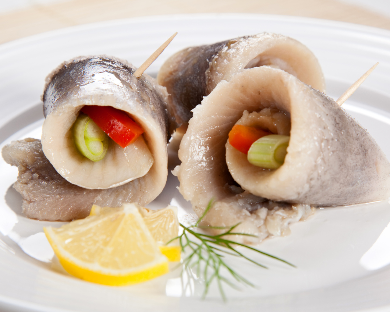 Аппетитные рулеты из сельди с овощами 