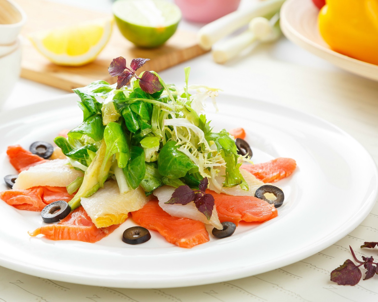 Аппетитный салат с морепродуктами на белой тарелке 