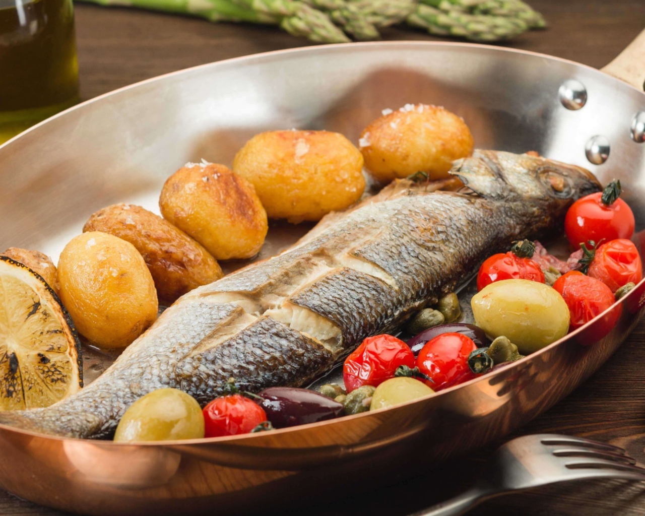 Рыба запеченная с картофелем, лимоном и помидорами