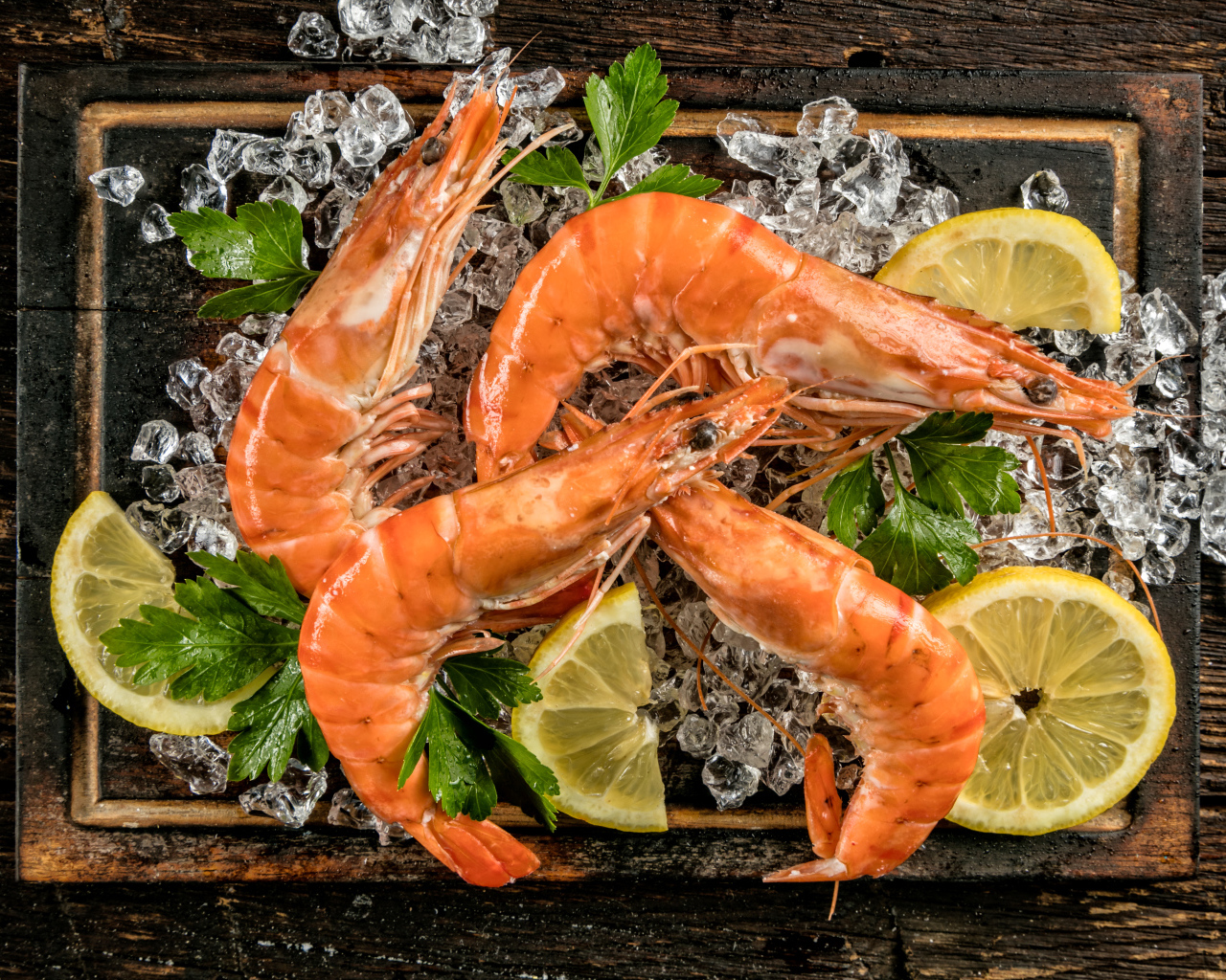 Вареные креветки с лимоном 