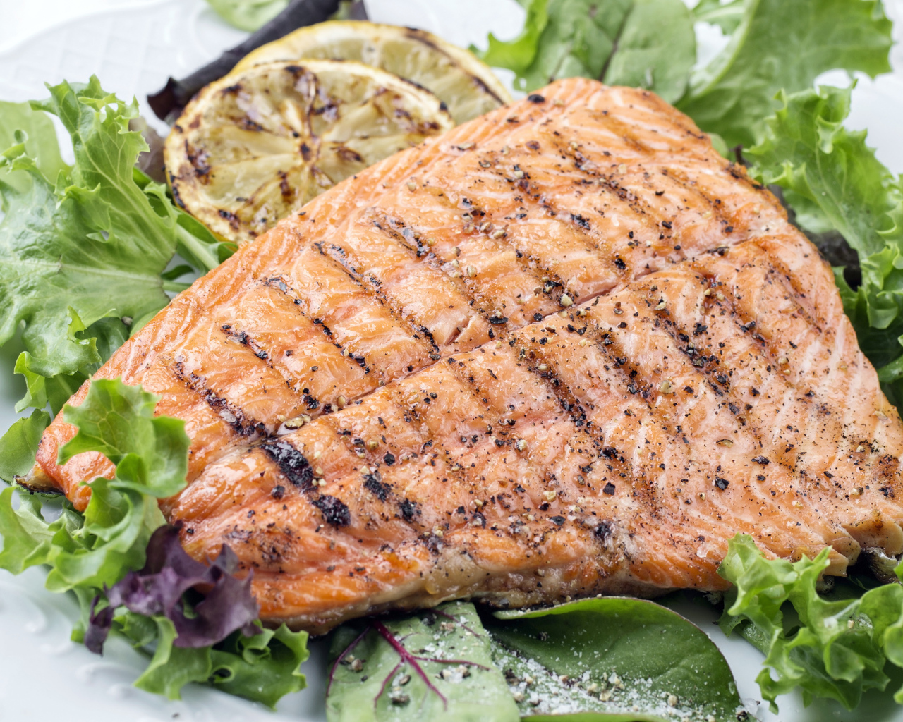 Вкусный кусок жареной рыбы со специями