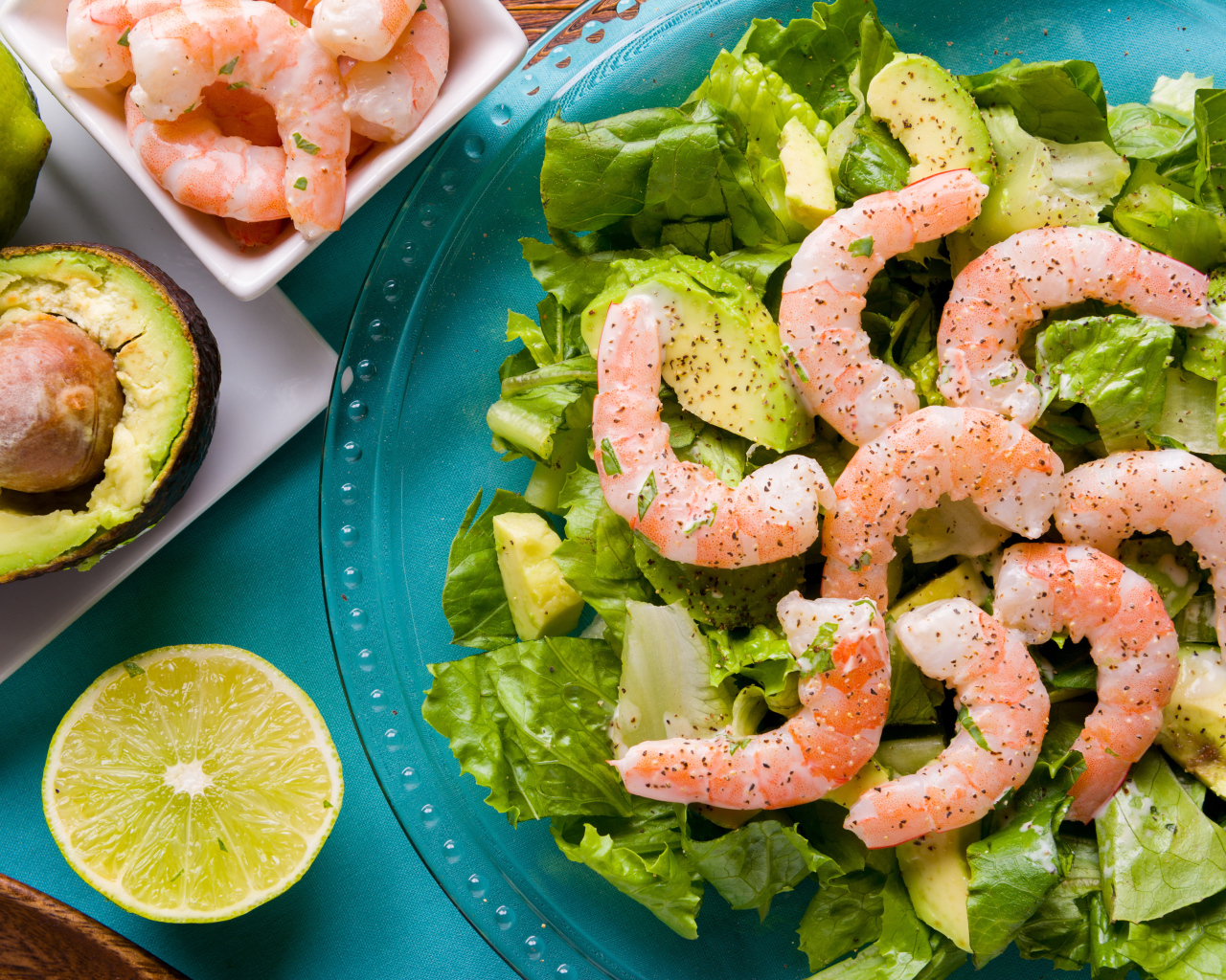 Вкусный салат с авокадо, лимоном  и креветками 