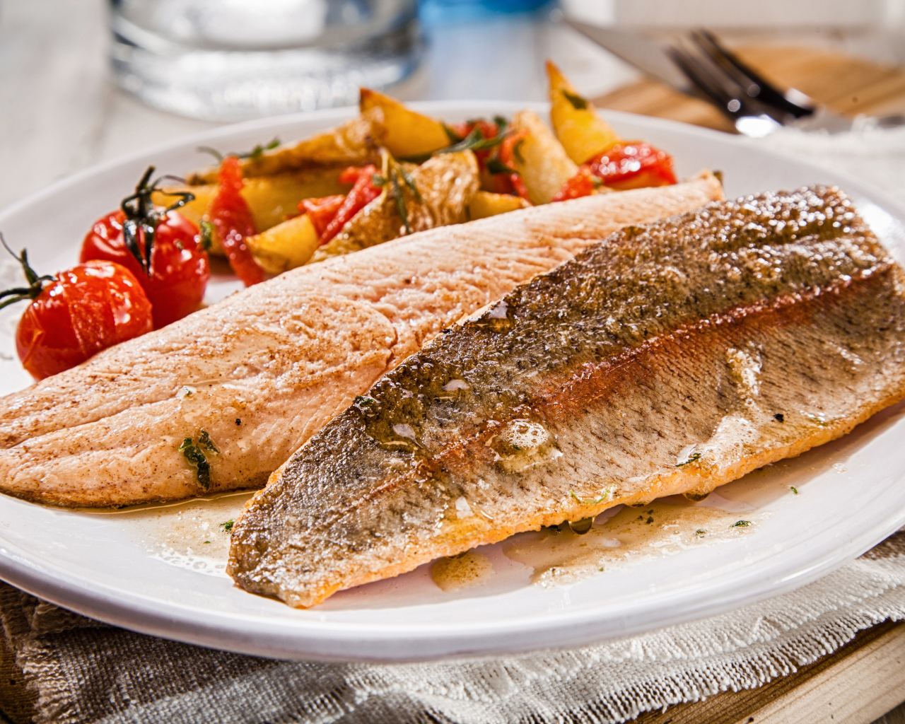 Жареное филе рыбы с овощами