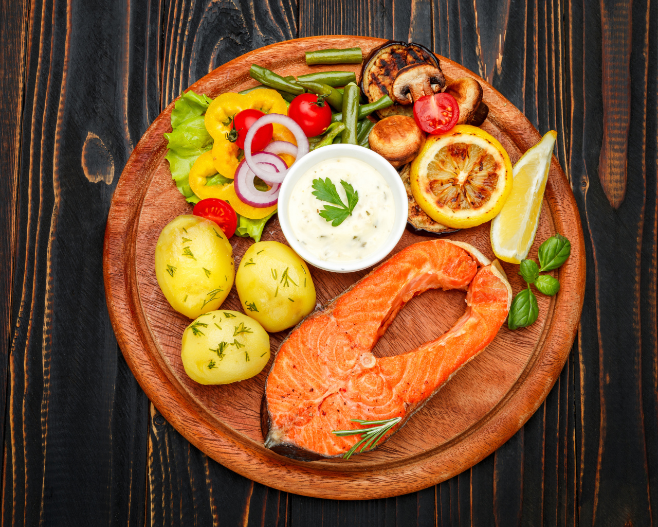 Жареный кусок рыбы с овощами и соусом