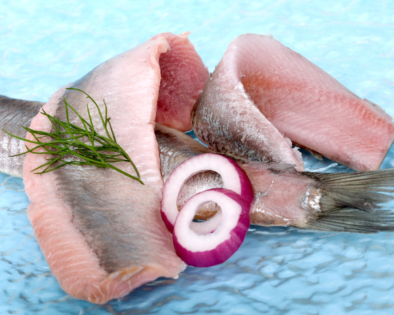 Филе сельди с кольцами лука и зеленью укропа