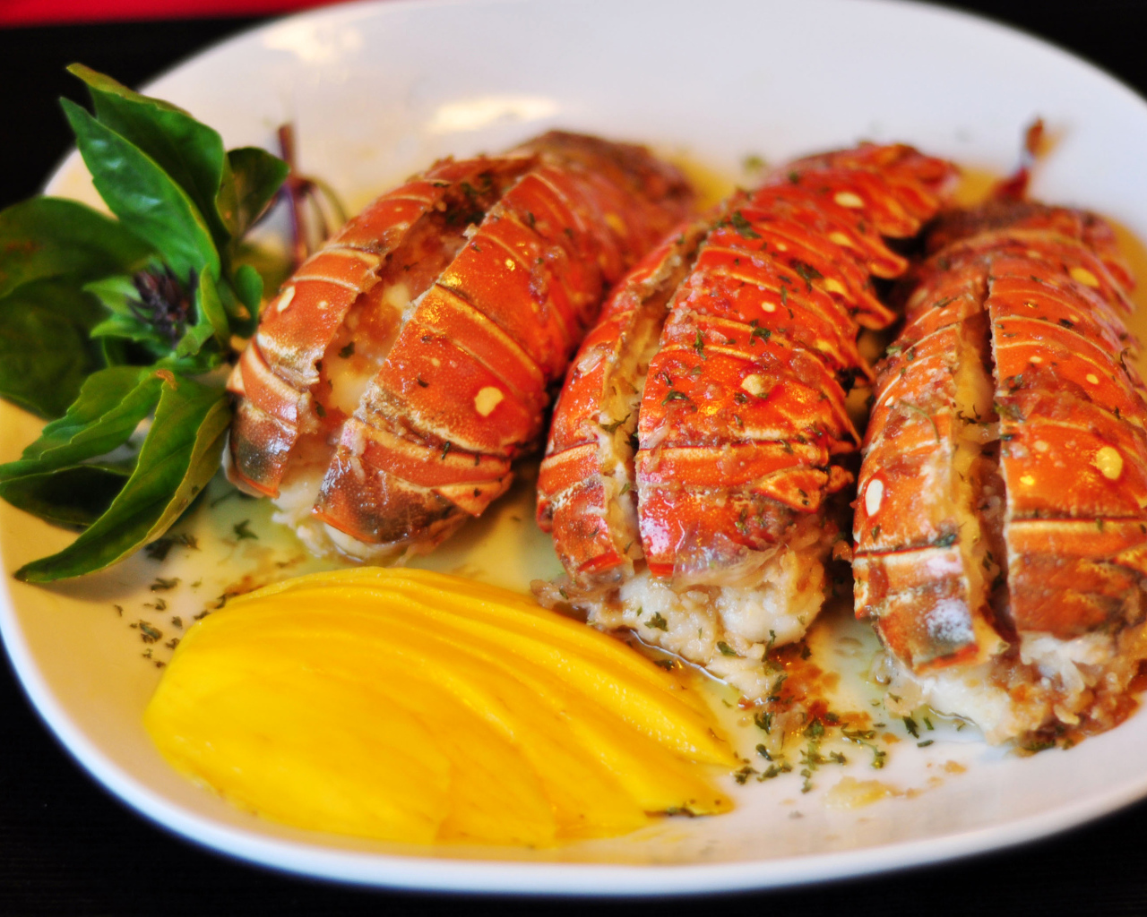 Омар с овощами на белой тарелке 