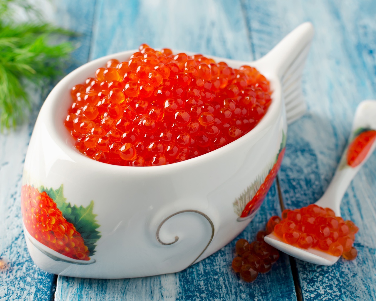 Красная икра с ложкой с пиале