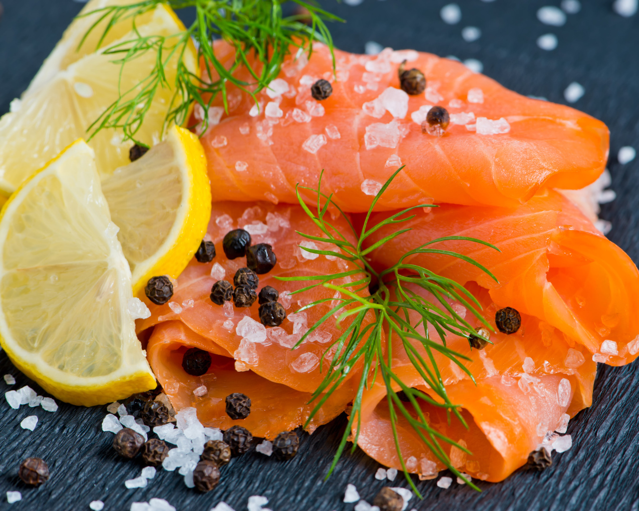 Красная рыба с солью и лимоном 