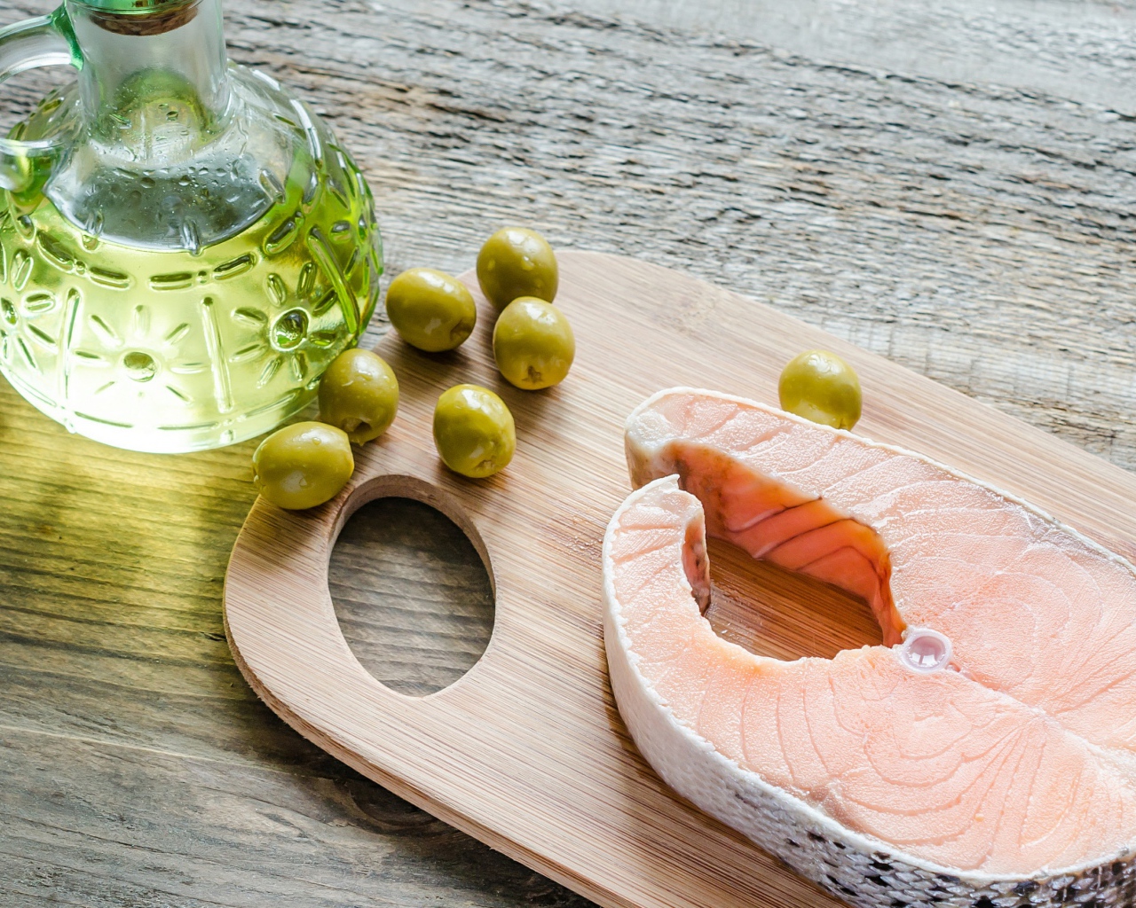 Стейк из лосося с оливками и оливковым маслом