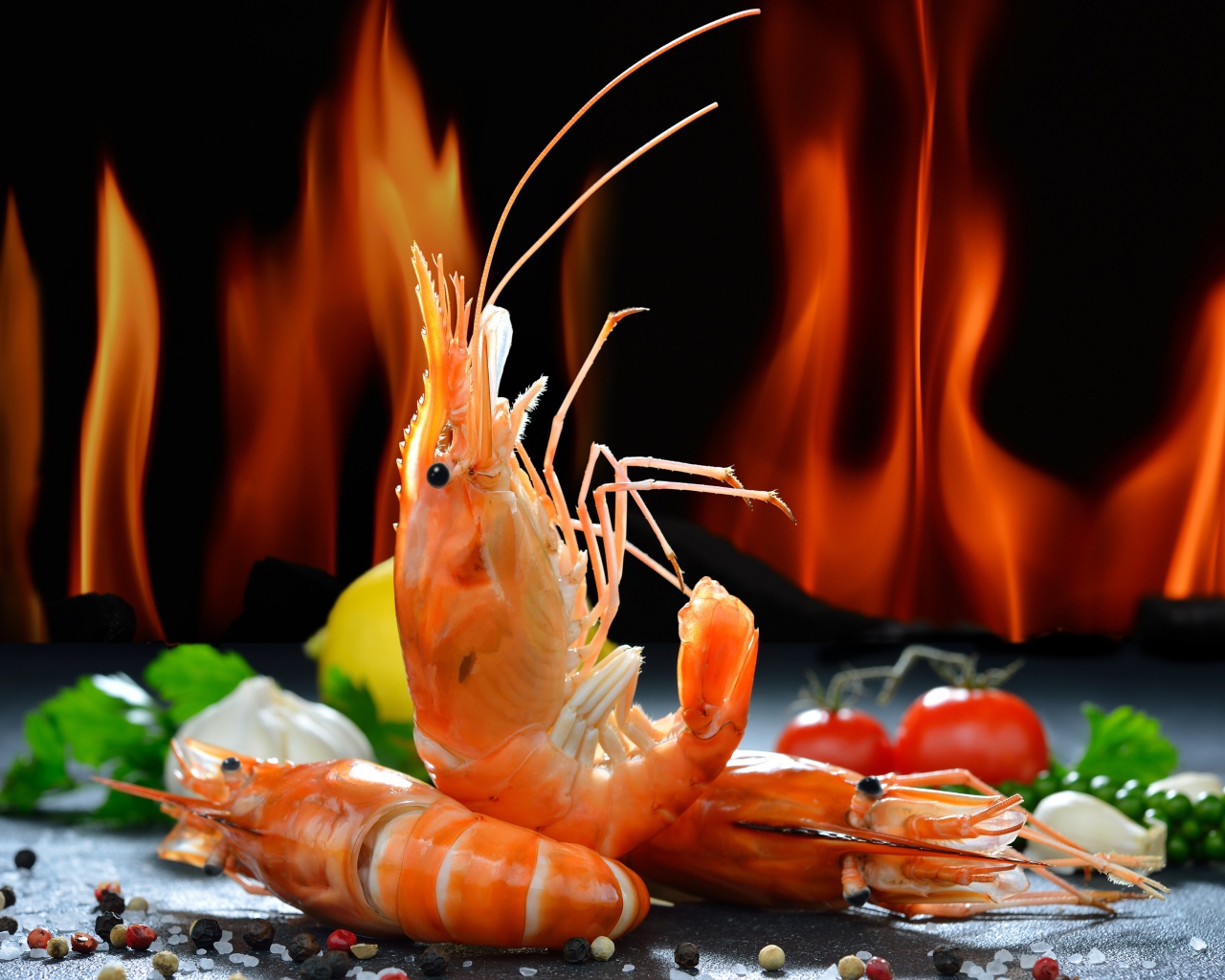 Креветки со специями на фоне огня