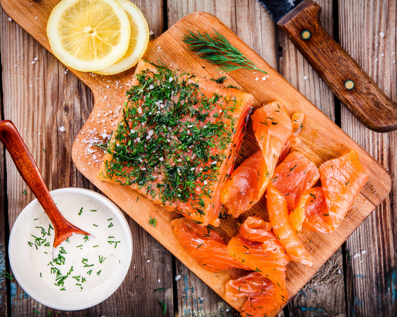 Кусочек аппетитной красной рыбы с укропом 