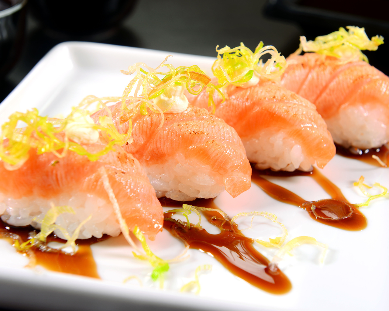 Суши с соевым соусом на белой тарелке