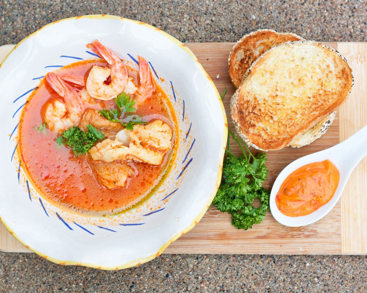 Томатный суп с креветками и гренками