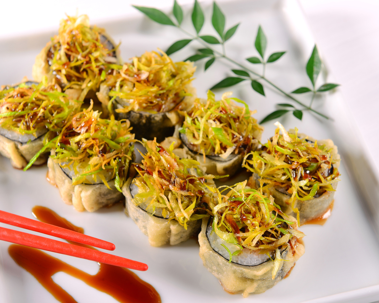 Горячие суши с овощами на белой тарелке 