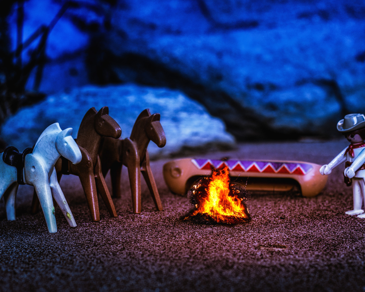 Игрушки лего греются у костра