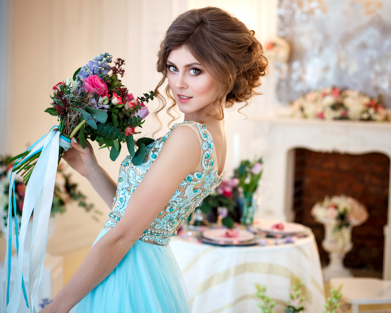 Девушка шатенка в красивом платье бирюзового цвета