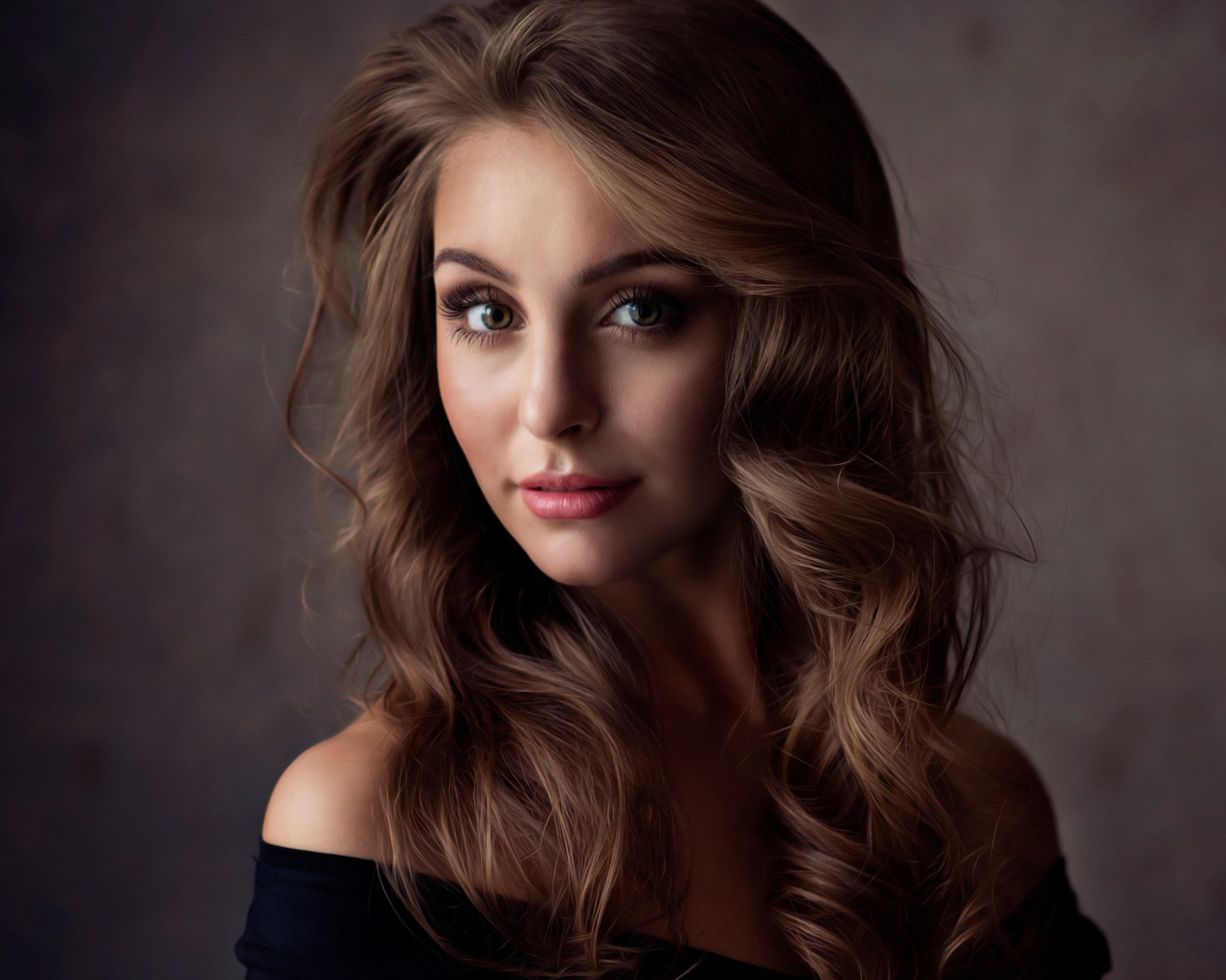 Милая девушка брюнетка с волнистыми волосами 