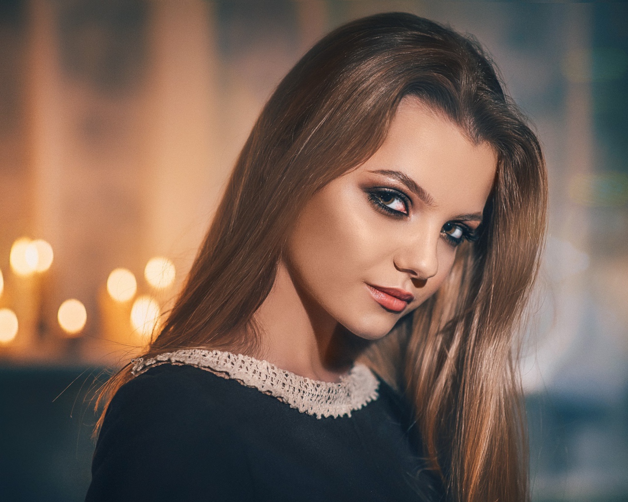 Девушка с красивыми глазами  и длинными волосами 