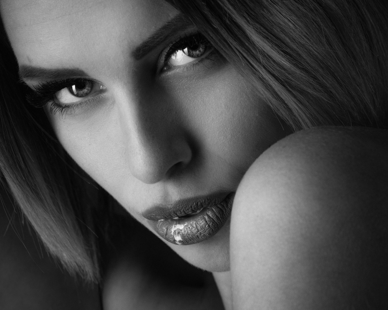 Взгляд красивой молодой девушки черно белое фото 