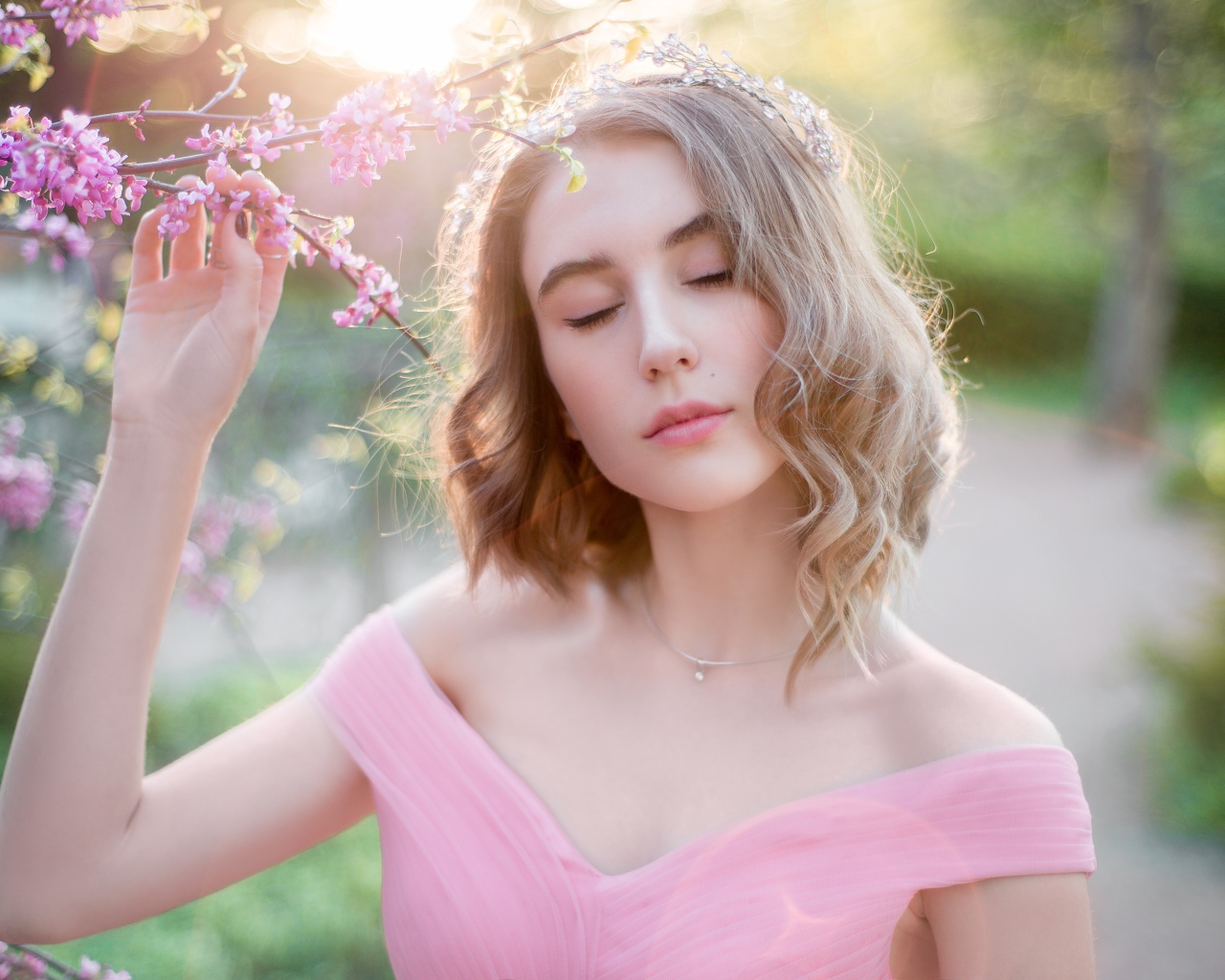 Нежная молодая девушка в розовом платье 