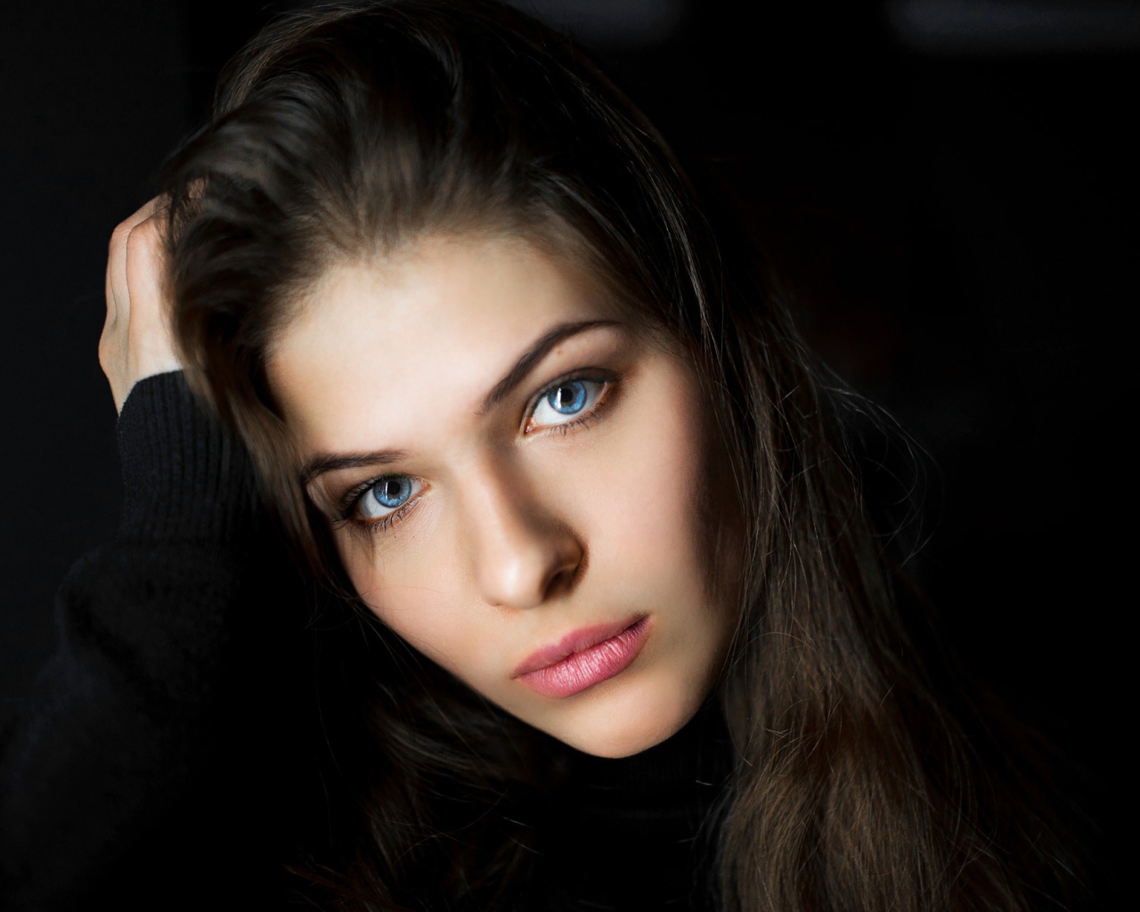 Задумчивый взгляд девушки с голубыми глазами 