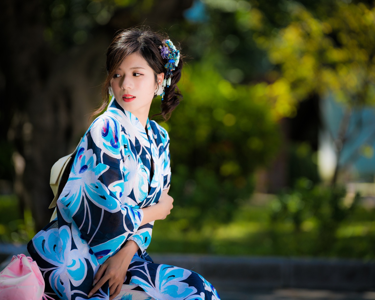 Молодая девушка азиатка в красивом кимоно