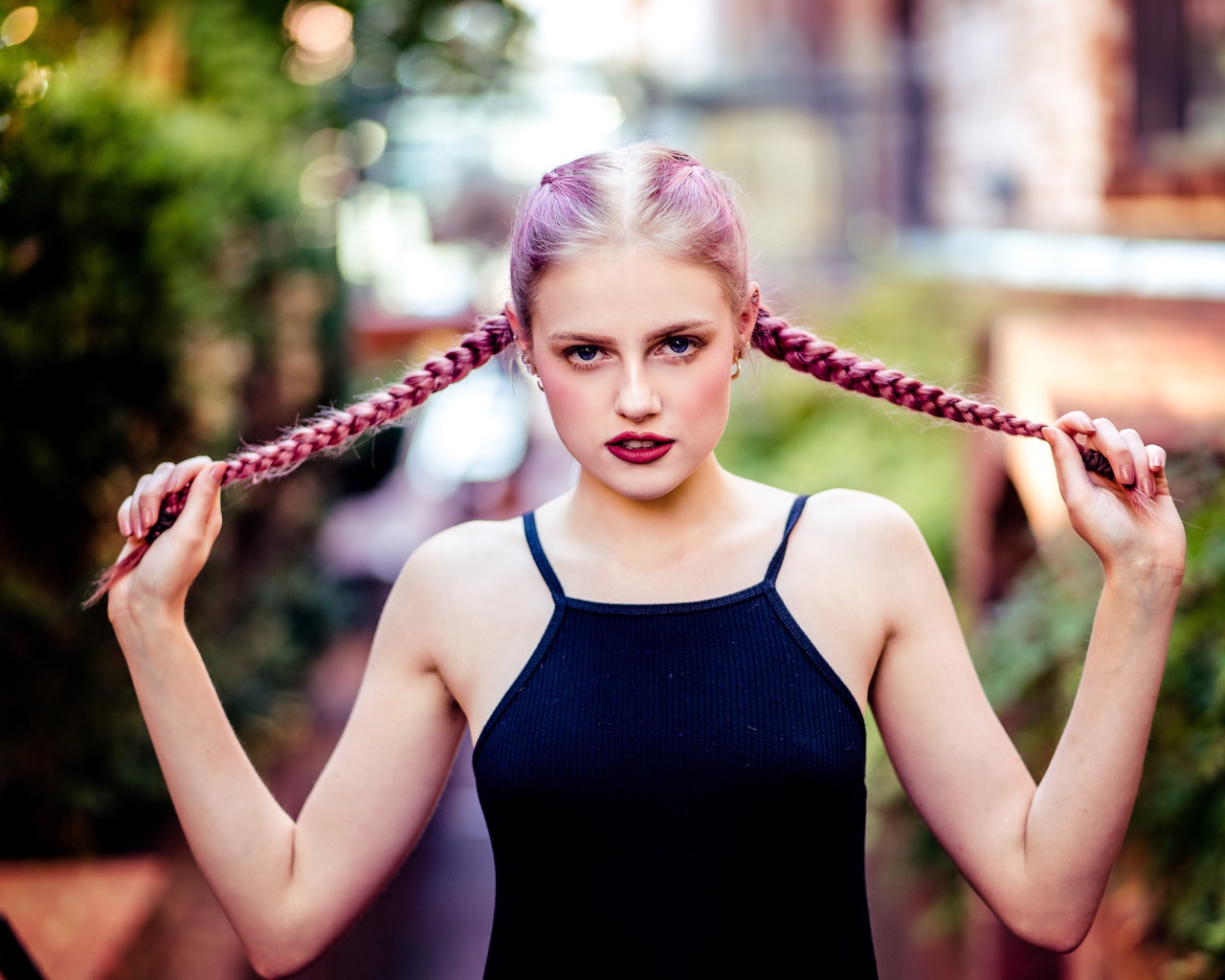 Молодая девушка с розовыми косами на голове