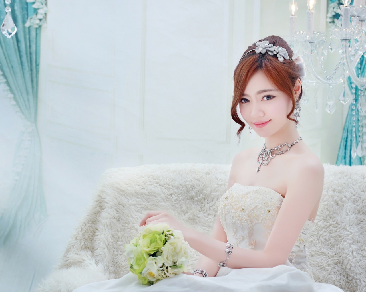 Девушка азиатка в белом свадебном платье 