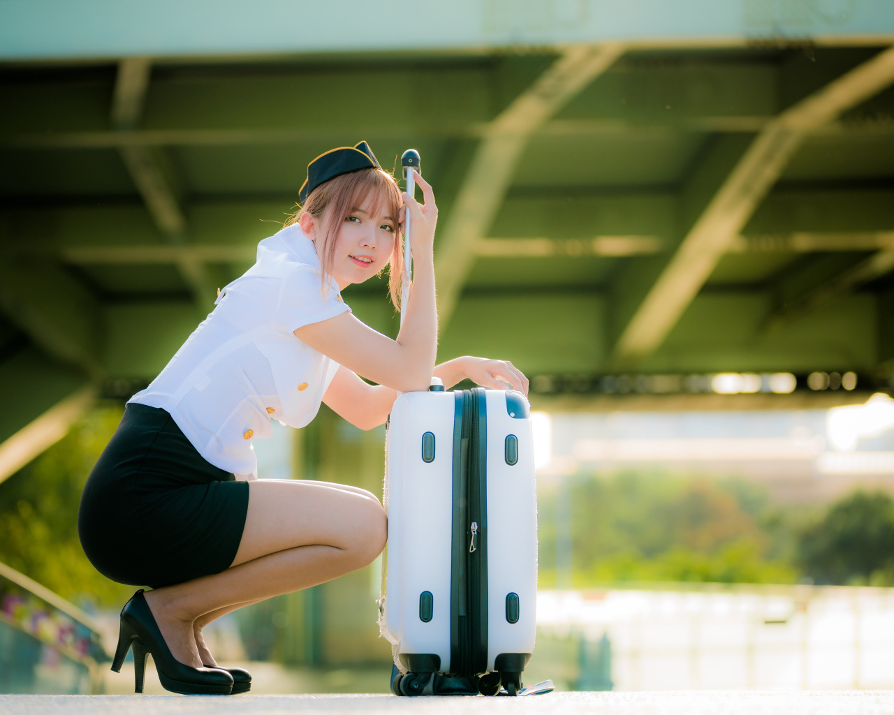Девушка азиатка стюардесса с чемоданом
