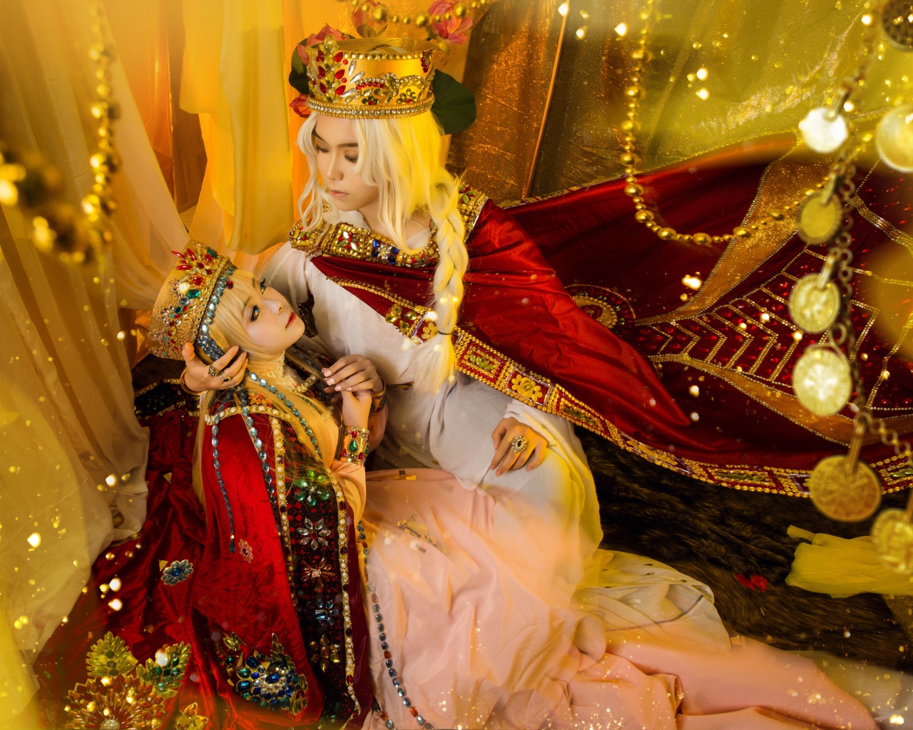 Девушки азиатки в дорогих костюмах с дорогими украшениями, косплей