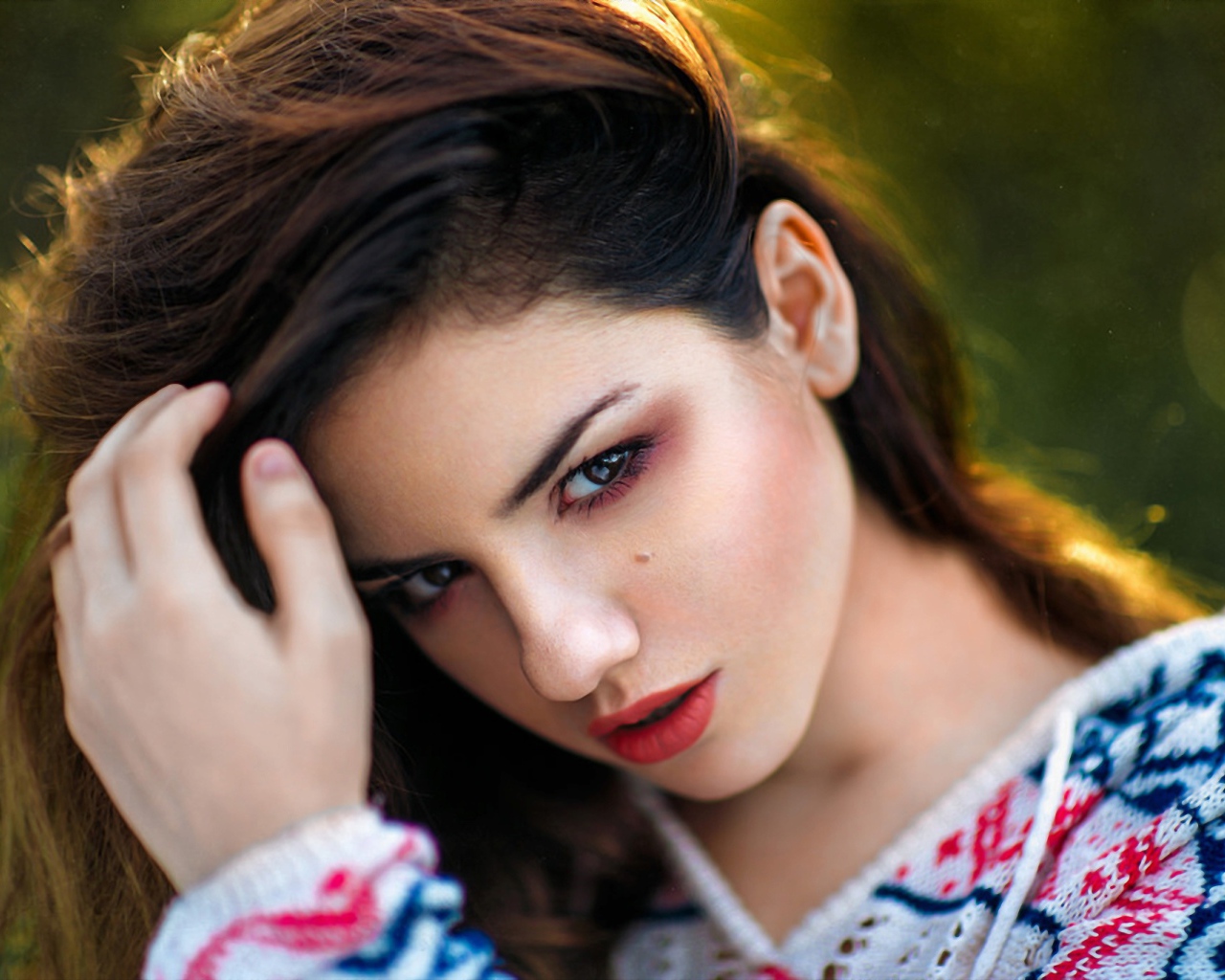 Манящий взгляд молодой брюнетки 