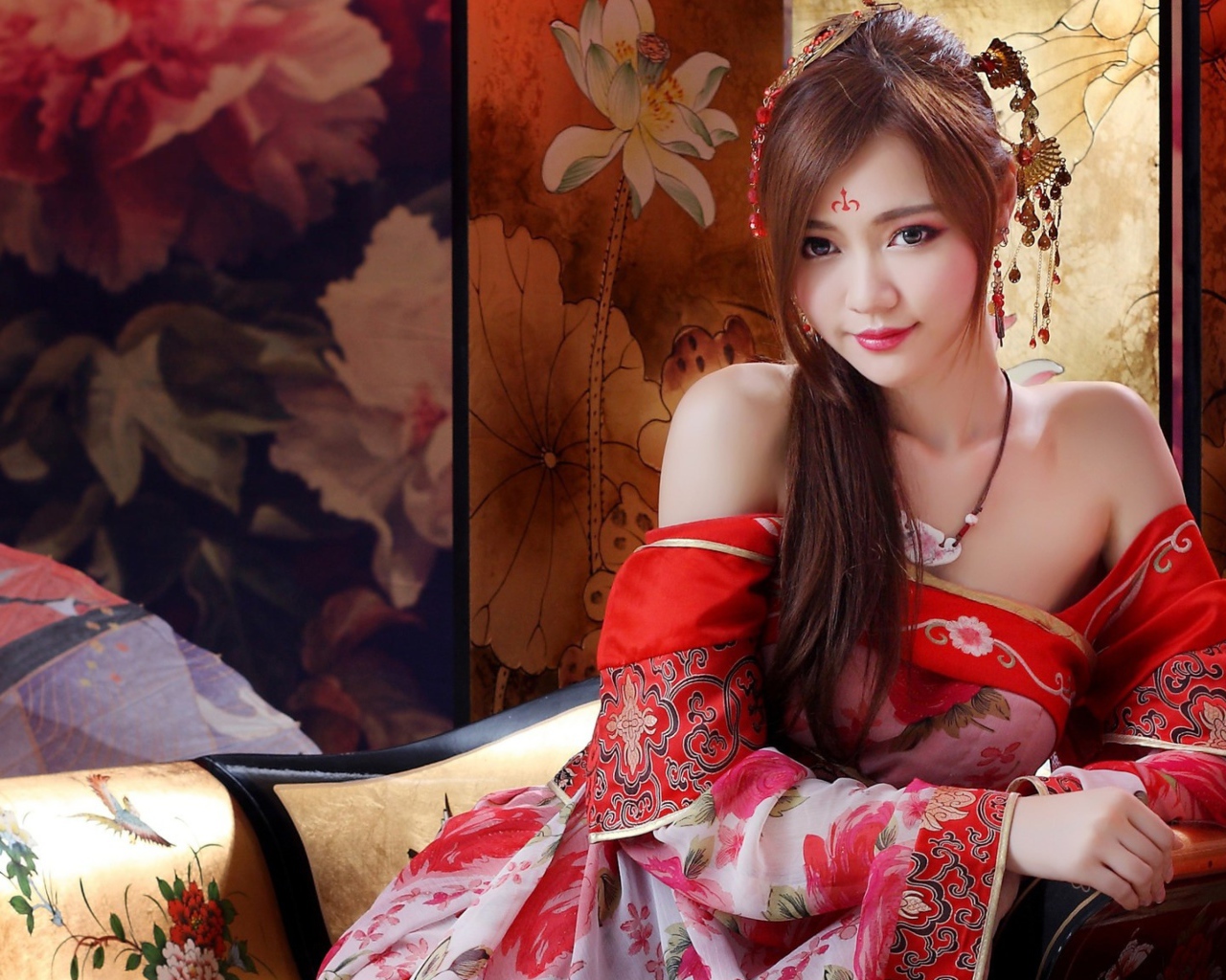 Красивая девушка азиатка в кимоно 