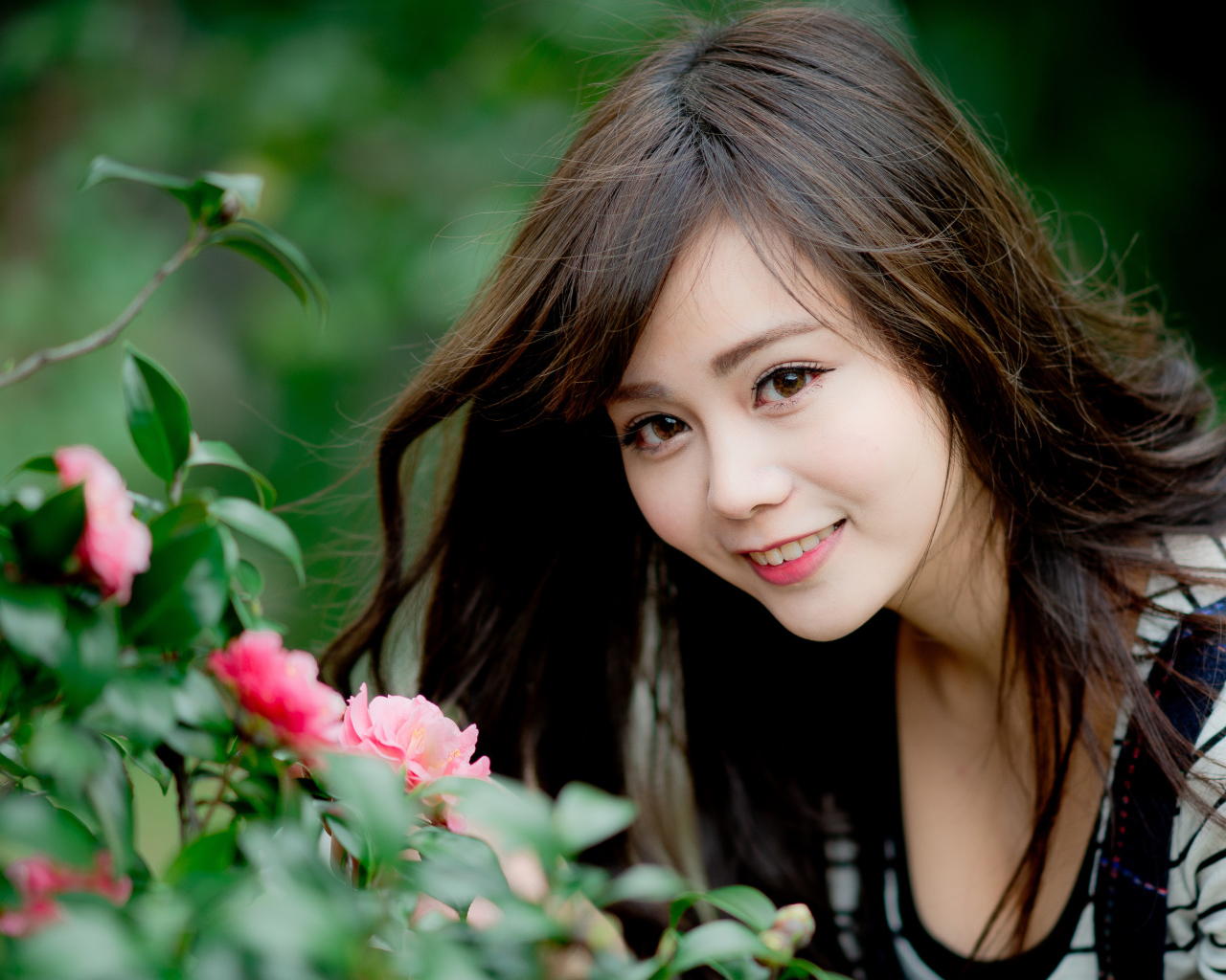 Красивая девушка азиатка с  карими глазами 