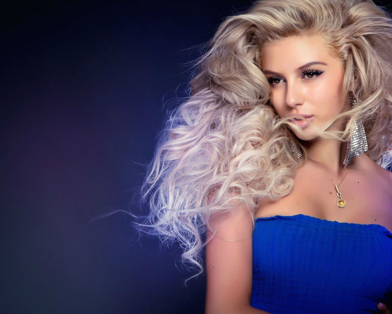 Красивая девушка блондинка в синем платье 