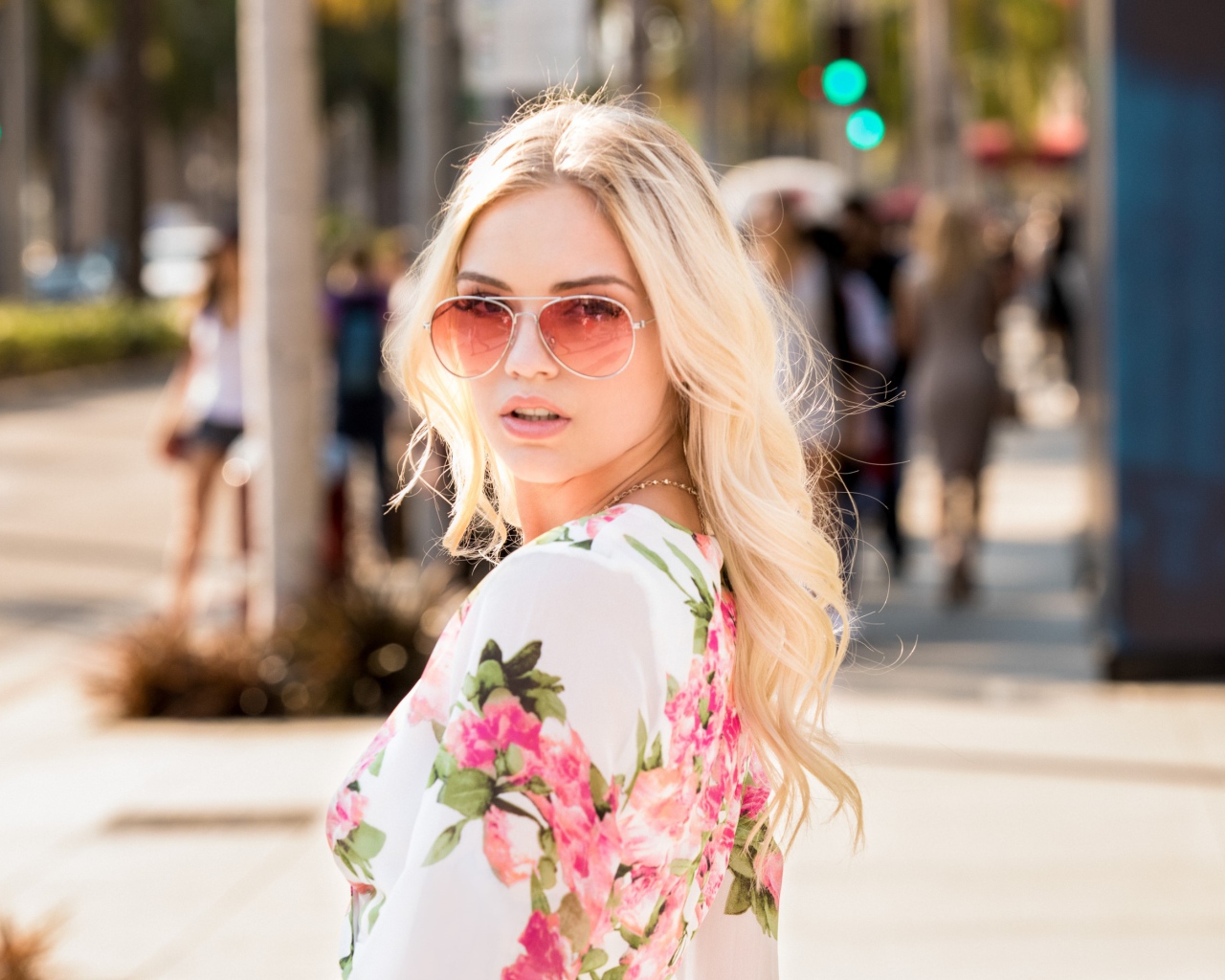 Красивая блондинка модель в солнечных очках