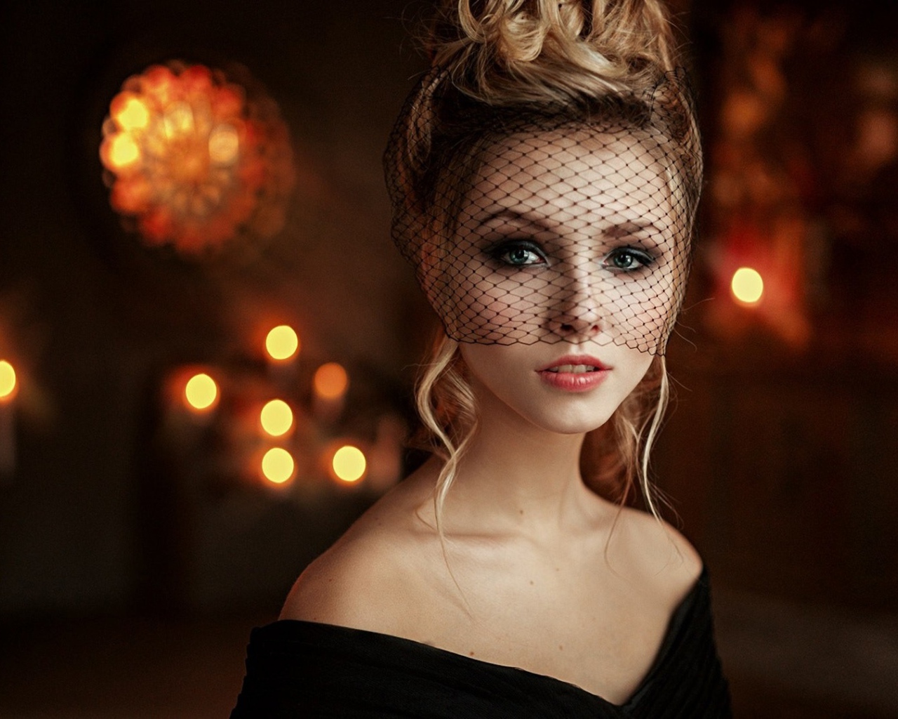 Красивая девушка блондинка с вуалью на лице 