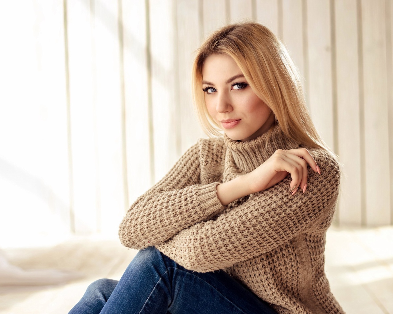 Красивая девушка блондинка с голубыми глазами в свитере 