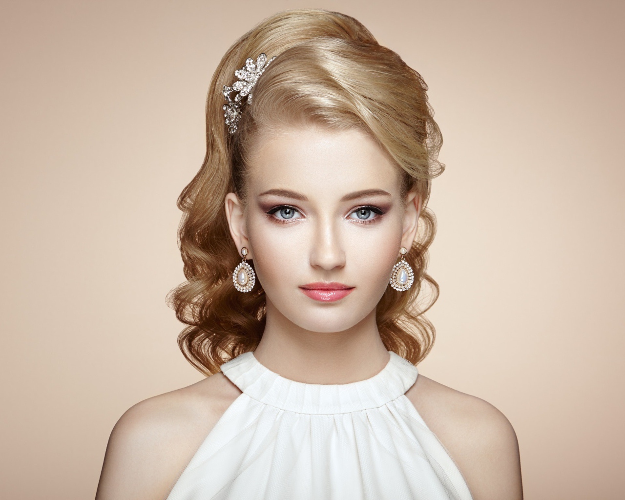 Красивая девушка блондинка с вечерней прической 