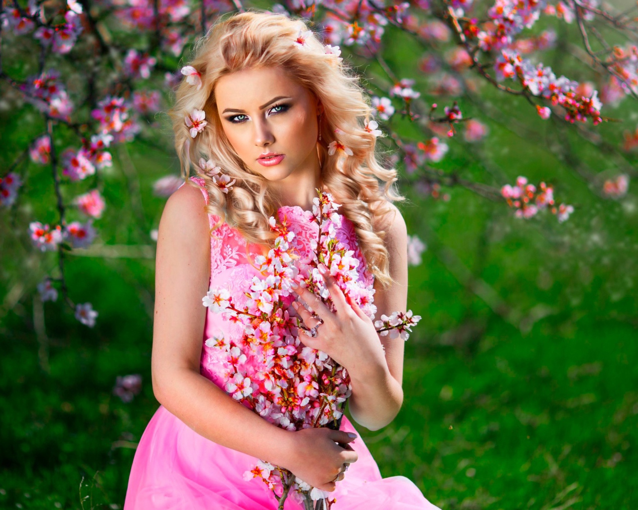 Красивая девушка блондинка с розовыми цветами 