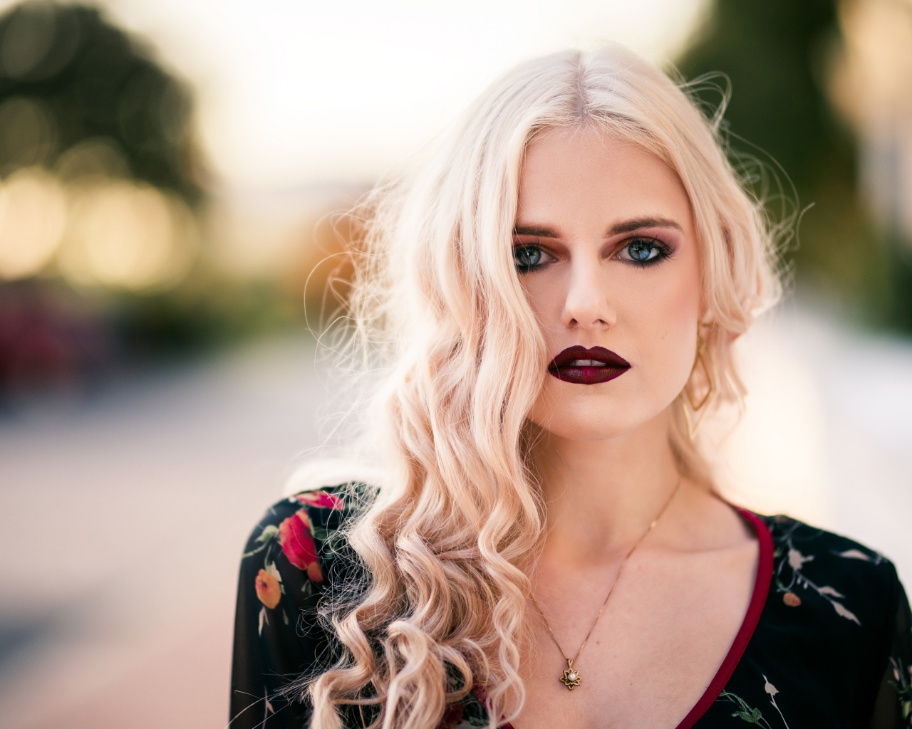 Красивая девушка блондинка с  красными губами