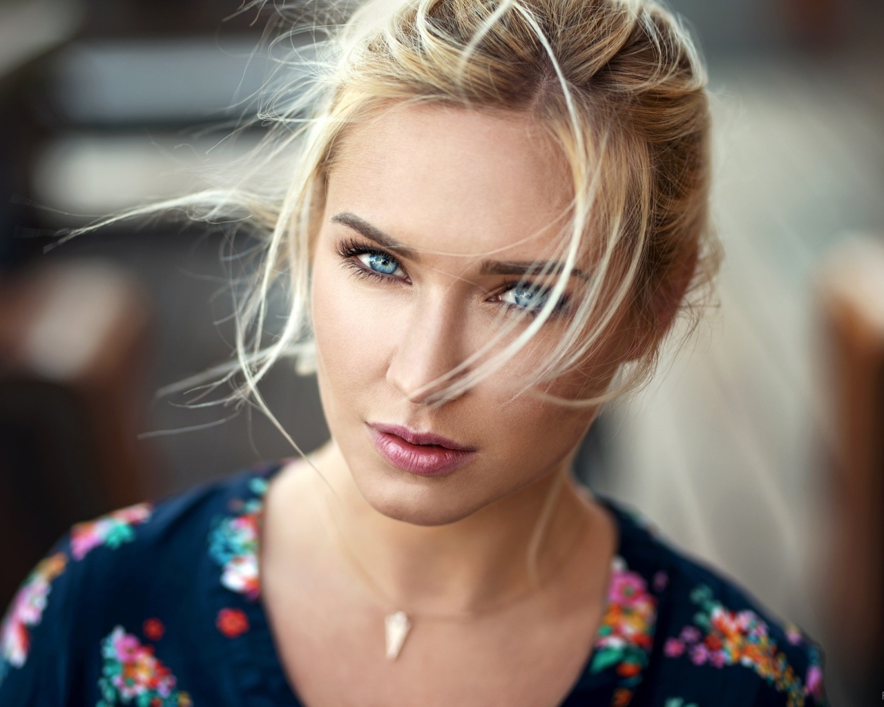 Красивая блондинка с выразительными голубыми глазами
