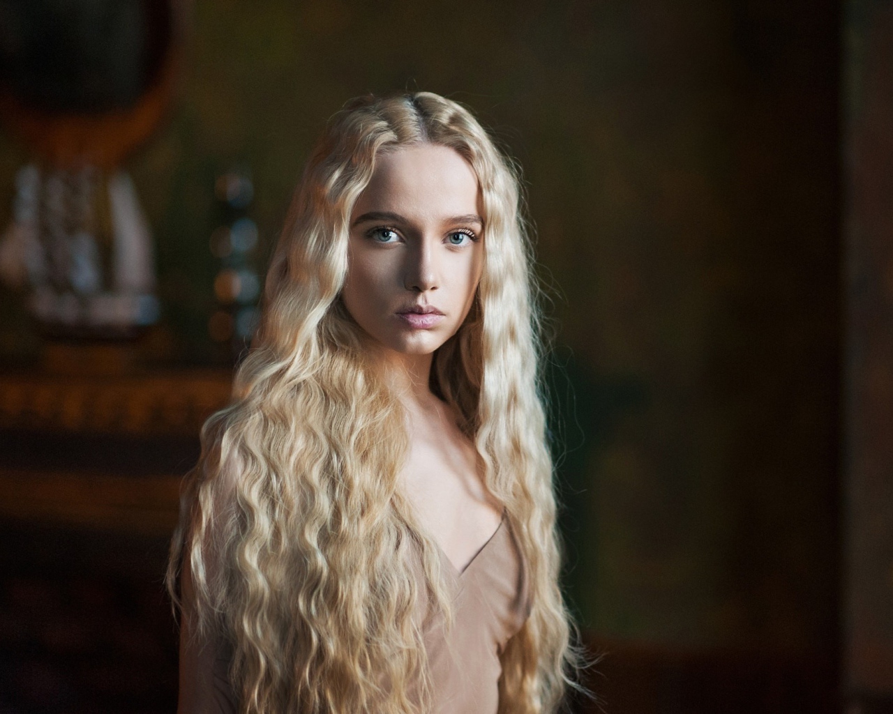 Красивая блондинка с длинными волнистыми волосами 