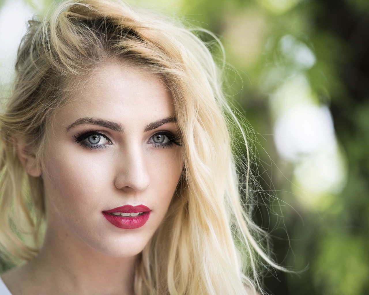 Красивая голубоглазая блондинка с красными губами 